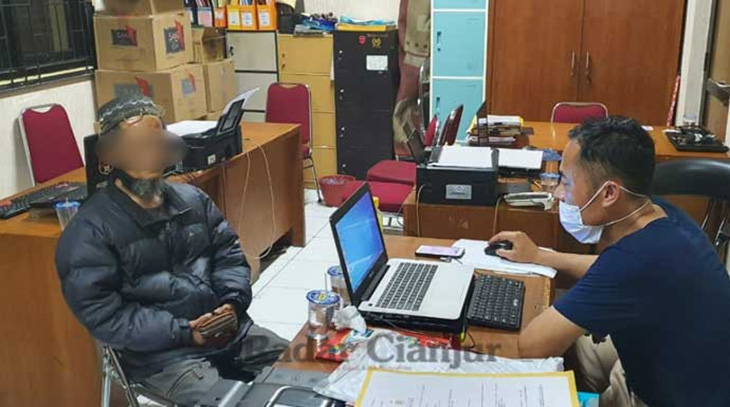 ES saat diperiksa polisi lantaran dinilai telah menghina Presiden Jokowi. (RADAR CIANJUR/JPNN)